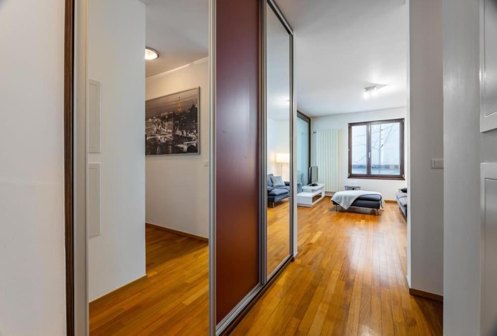 プラハModern Spacious Flat With A Terrace And A Parkingアパートメント エクステリア 写真